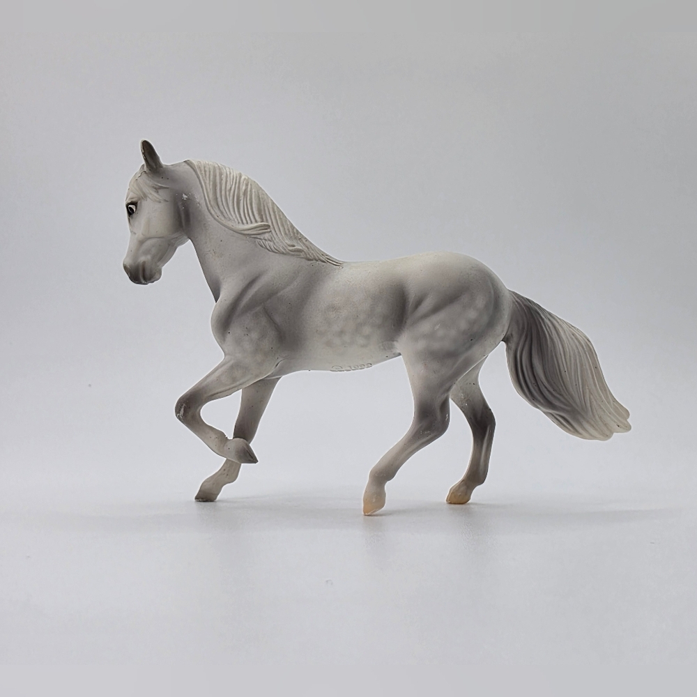 Breyer Stablemates Model Horse HOME FOR THE HOLIDAYS Christmas Paso Fino #700315